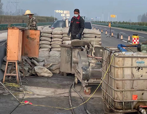 乌拉特中高速路病害处理